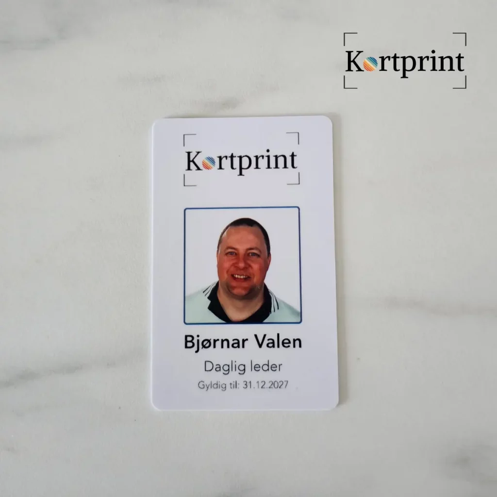 Profesjonelt ID-kort med fargetrykk og personlig design for bedrifter