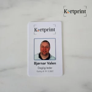 Profesjonelt ID-kort med fargetrykk og personlig design for bedrifter