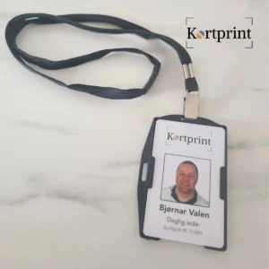 Komplett ID-pakke med 0,76 mm plastkort, sort dobbel kortholder og lanyard med sikkerhetsutløser