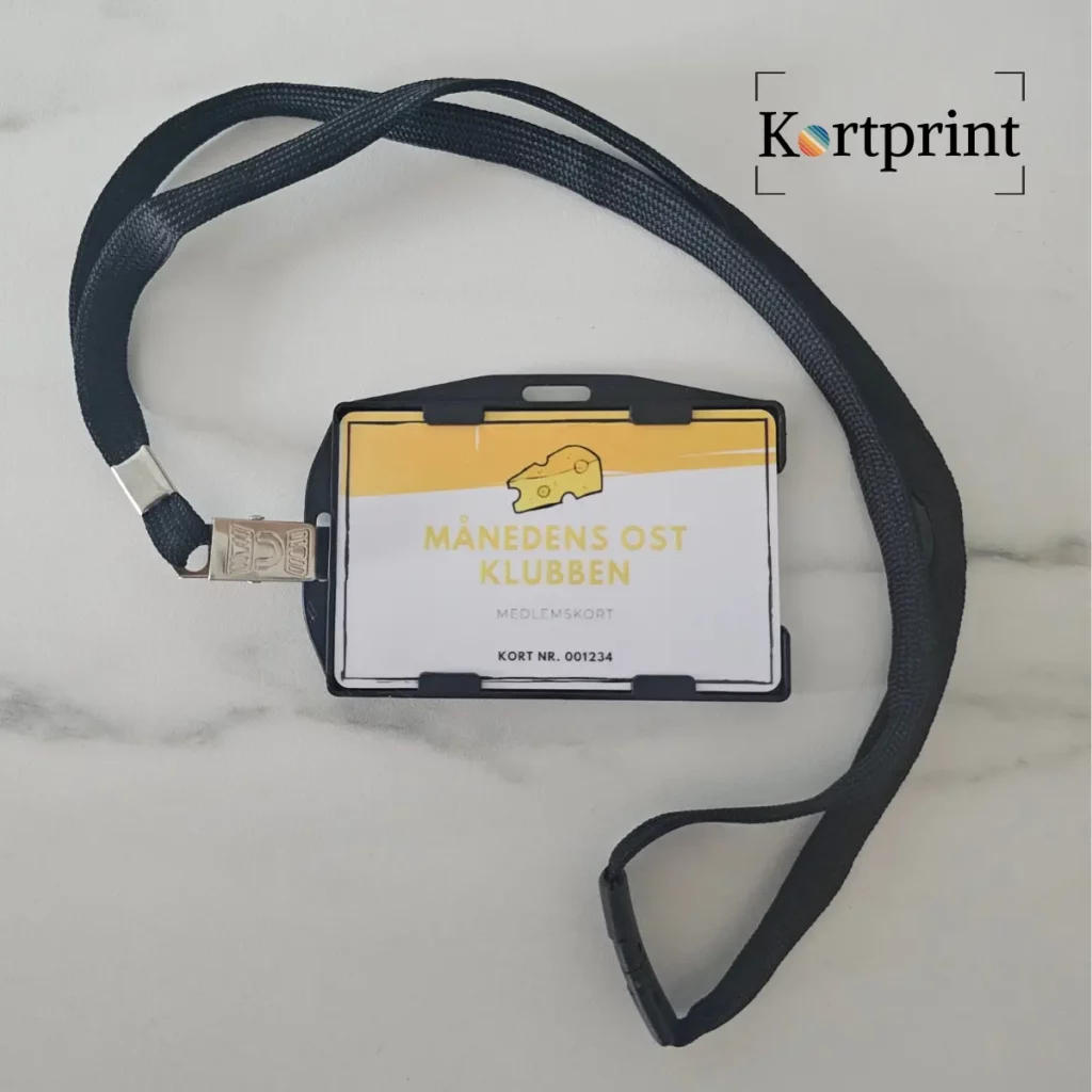 Sort kortholder med nøkkelbånd og medlemskort