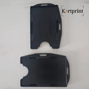 Sort kortholder i hardplast med plass til to ID-kort eller adgangskort