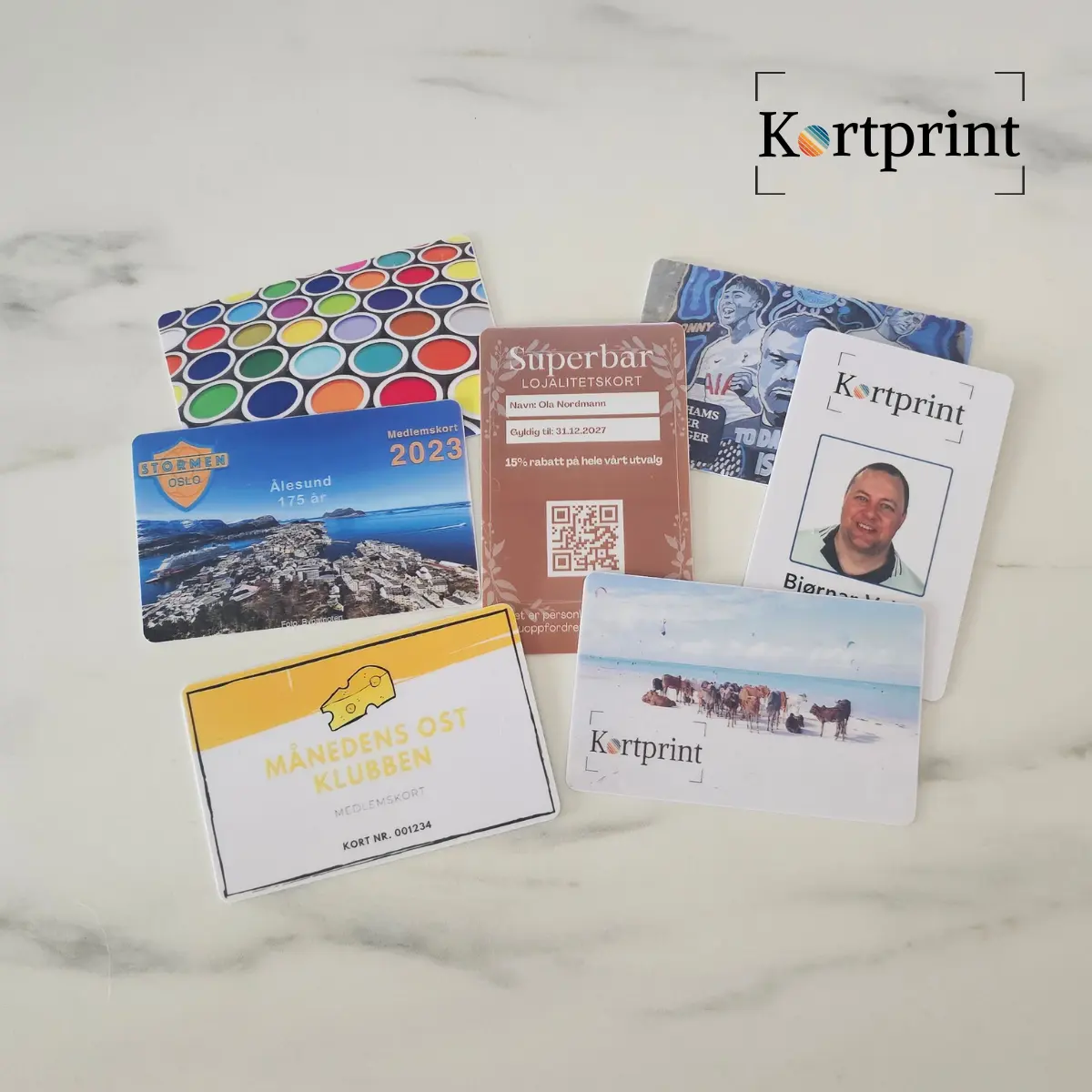 Utvalg av forskjellige plastkort med trykk, inkludert ID-kort, medlemskort og gavekort