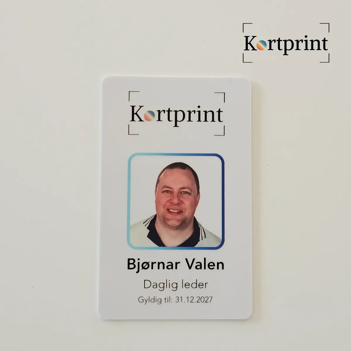 Profesjonelt ID-kort med fargetrykk og personlig design for bedrifter