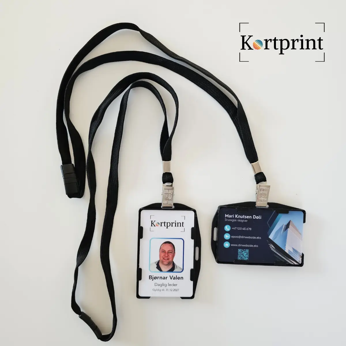 Komplett ID-pakke med 0,76 mm plastkort, sort dobbel kortholder og lanyard med sikkerhetsutløser