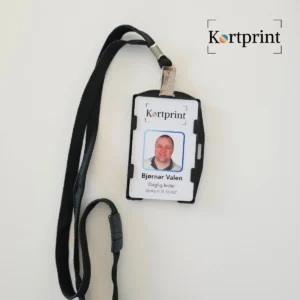 Komplett ID-pakke med 0,76 mm plastkort, sort dobbel kortholder og lanyard med sikkerhetsutløser