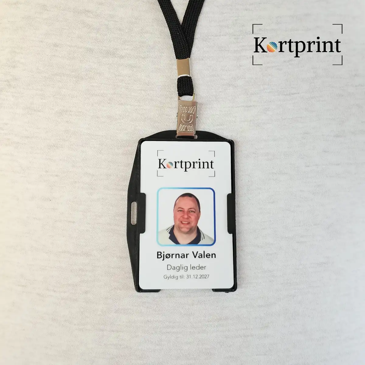 Komplett ID-pakke med 0,76 mm plastkort, sort dobbel kortholder og lanyard med sikkerhetsutløser