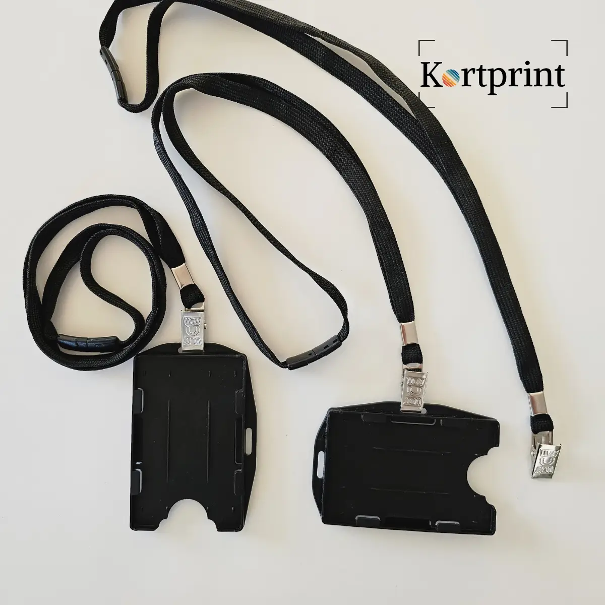 Komplett ID-sett med sort kortholder for to kort og matchende lanyard med sikkerhetslås