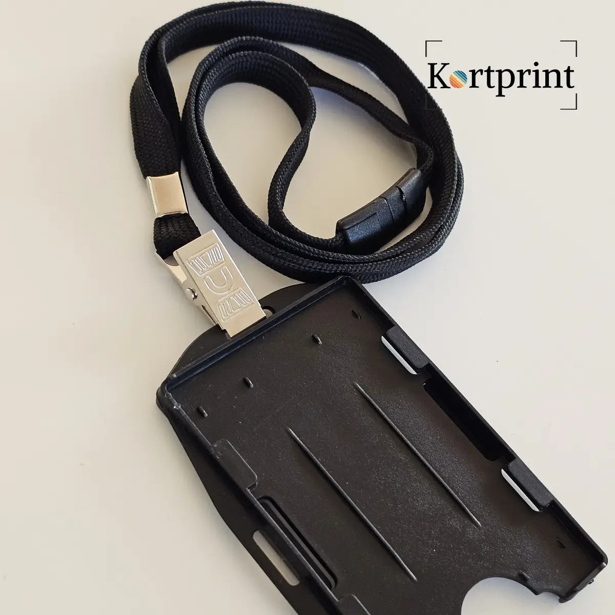 Komplett ID-sett med sort kortholder for to kort og matchende lanyard med sikkerhetslås